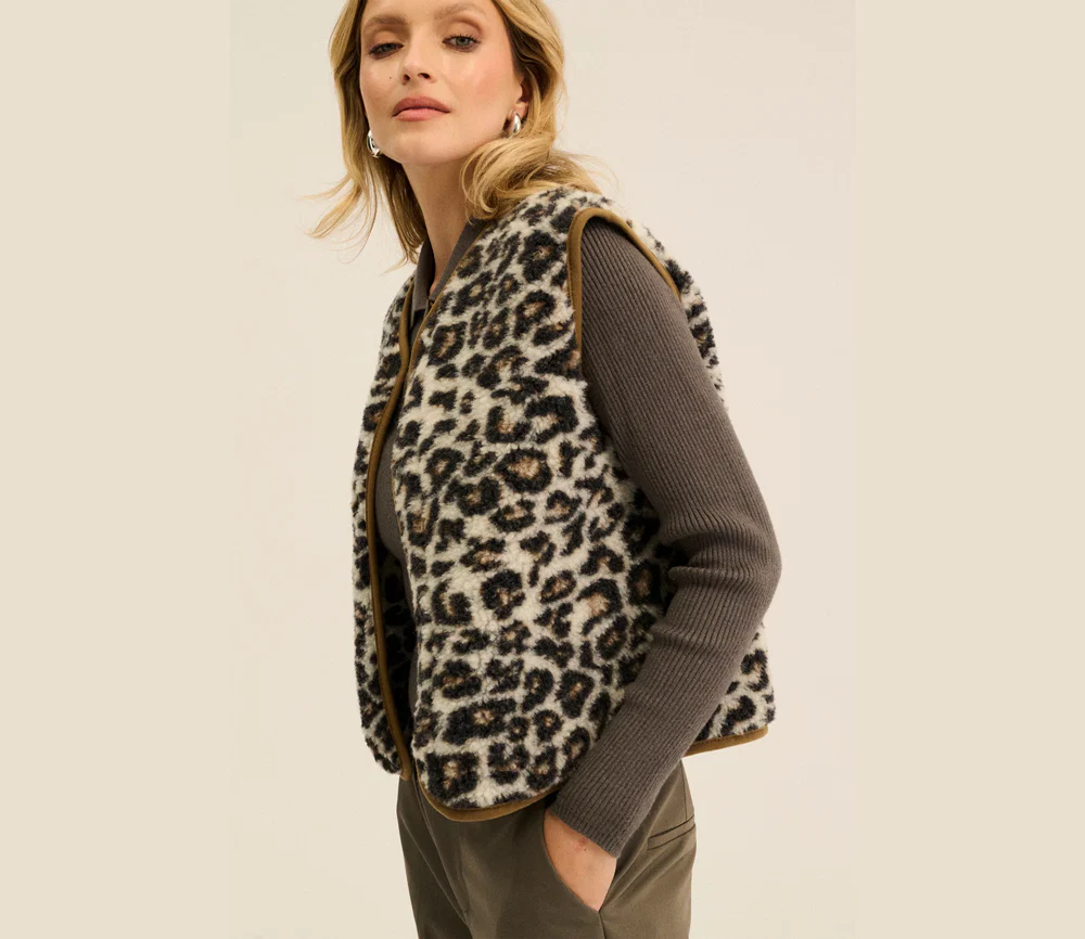 Alwero - Weste "TYB" Adult, LEOPARD WHITE, BRAUNER SAUM, Biowolle Ultra Light - Image 3